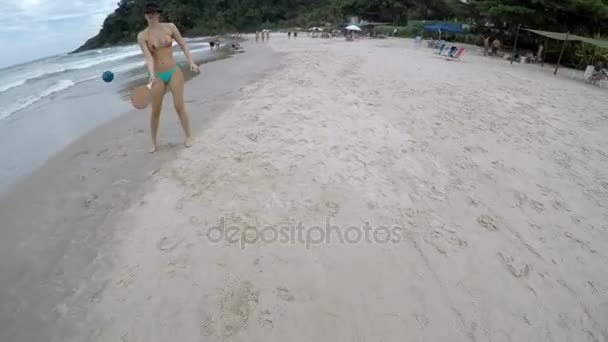 Couple playing Frescobol on the beach — Stock Video