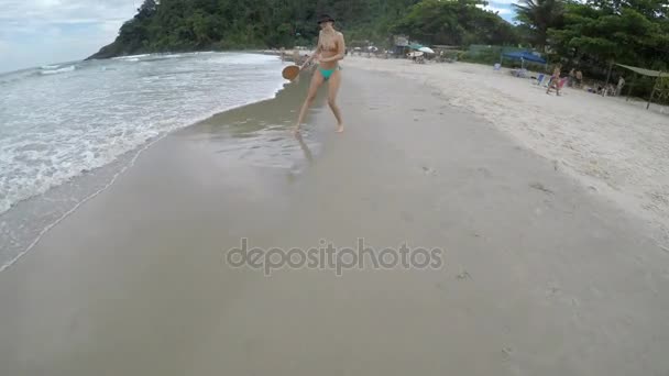 Пара, играющая во фрески на пляже — стоковое видео
