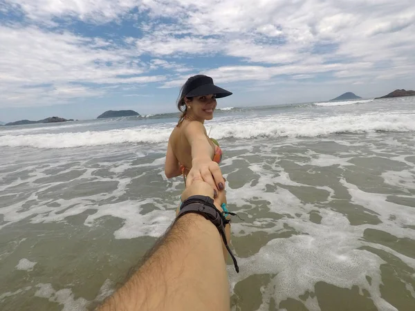 Pareja cogida de la mano en la playa — Foto de Stock