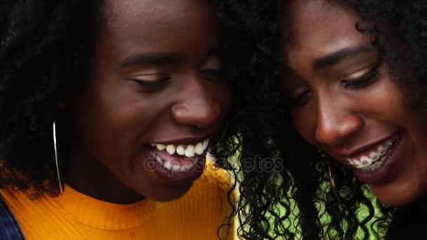 Amigos usando telefone celular e se divertindo — Vídeo de Stock