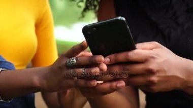Cep telefonu kullaranarak genç kızlar