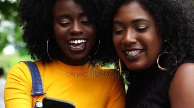 Cep telefonu kullaranarak genç kızlar