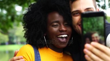 Karışık yarış çift/arkadaşlar bir selfie alarak