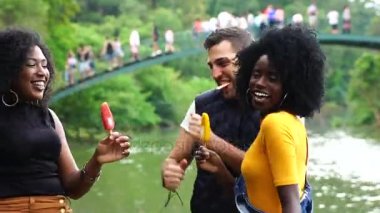 grup arkadaşıyla dans