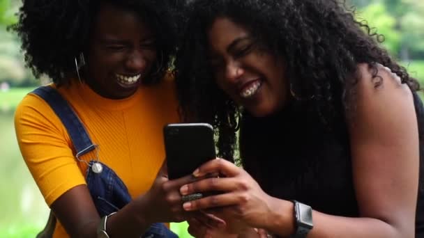 Adolescente Niñas Usando Teléfono Móvil — Vídeos de Stock