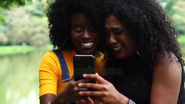 Adolescente Niñas Usando Teléfono Móvil — Vídeos de Stock