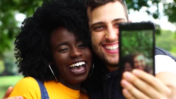 Pareja Raza Mixta Amigos Tomando Una Selfie — Vídeos de Stock