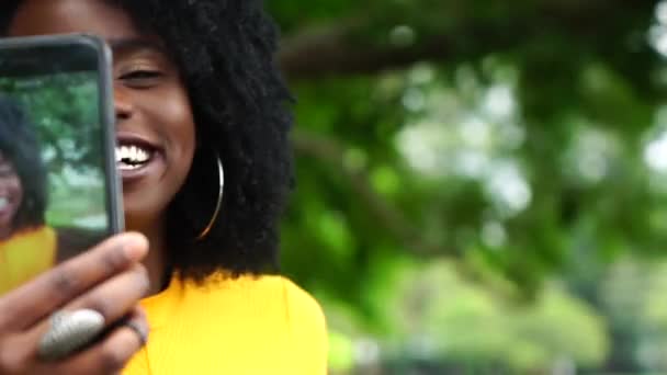 Joven Mujer Negra Tomando Selfie — Vídeos de Stock