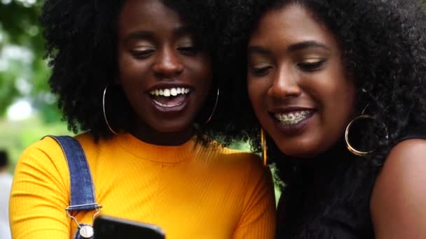 Adolescente Niñas Usando Teléfono Móvil — Vídeo de stock