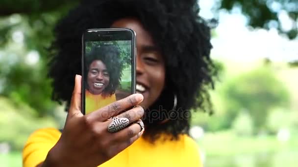 Joven Mujer Negra Tomando Selfie — Vídeos de Stock