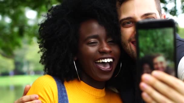 Blandad Ras Par Vänner Att Selfie — Stockvideo