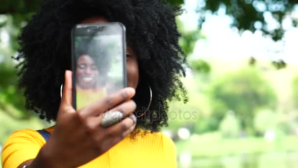 Joven Mujer Negra Tomando Selfie — Vídeos de Stock