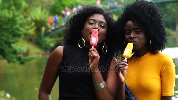 Девочки Подростки Едят Мороженое — стоковое видео