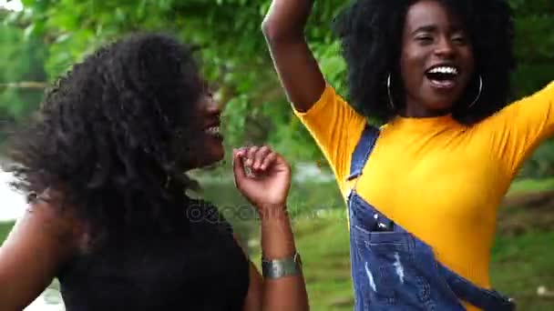 Tonåringar Dansar Och Har Roligt — Stockvideo