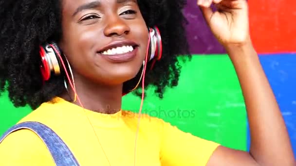 Όμορφο Κορίτσι Ακούγοντας Μουσική Ακουστικά Της Πολύχρωμο Φόντο — Αρχείο Βίντεο