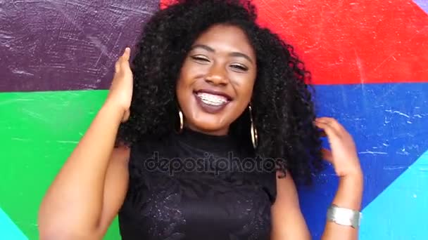 Retrato Mulher Negra Sorrindo — Vídeo de Stock