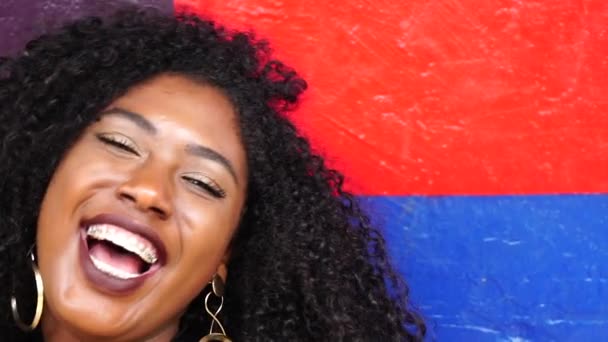 Retrato Mujer Negra Sonriendo — Vídeo de stock