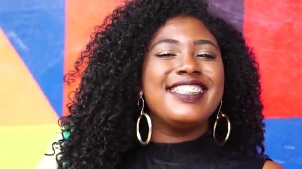 Portret Czarna Kobieta Uśmiechając Się — Wideo stockowe