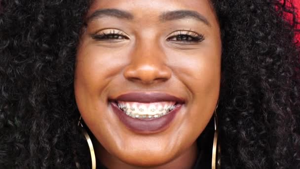 Porträt Einer Lächelnden Schwarzen Frau — Stockvideo