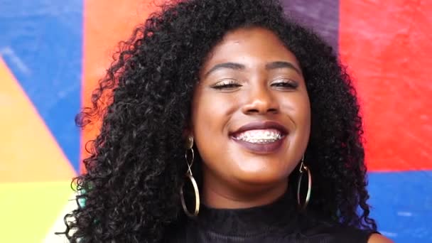 Retrato Mujer Negra Sonriendo — Vídeos de Stock