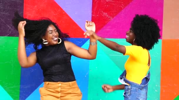 Παιχνιδιάρικο Νεαρά Κορίτσια Που Χορεύουν — Αρχείο Βίντεο
