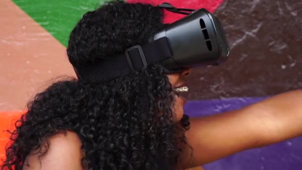 女性互动虚拟耳机 — 图库视频影像
