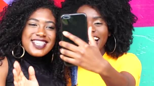 Blogcular Telefon Kullanarak Akış Yaşamak — Stok video