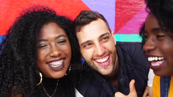 Amici Multietnici Che Fanno Selfie — Video Stock
