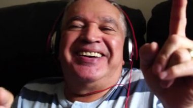 Müzik dinleyen mutlu kıdemli adam.