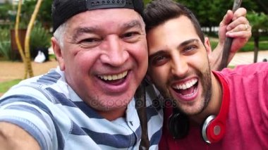 Arkadaş / baba ve oğul taking bir selfie