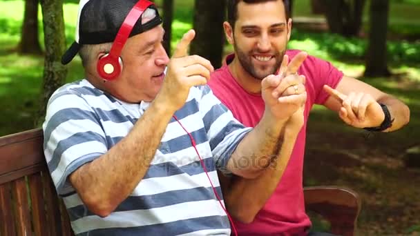 Dois Amigos Pai Filho Dançando Ouvindo Música Divertindo — Vídeo de Stock