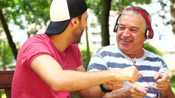 Dos Amigos Padre Hijo Bailando Escuchando Música Divirtiéndose — Vídeo de stock