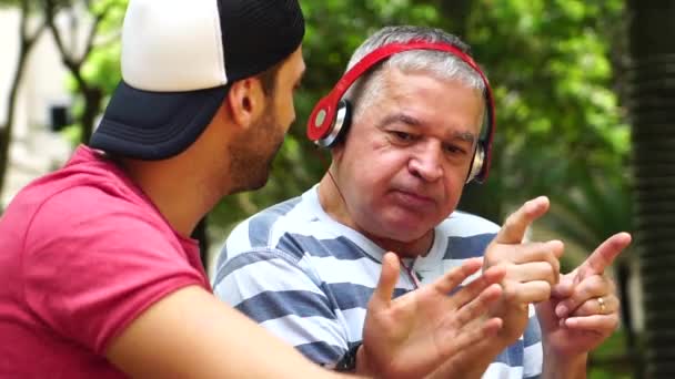 Dos Amigos Padre Hijo Bailando Escuchando Música Divirtiéndose — Vídeo de stock