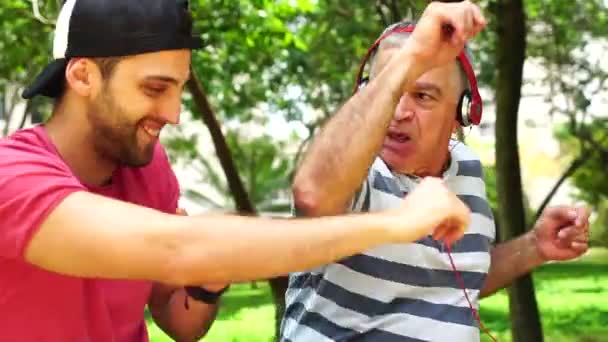 Dos Amigos Padre Hijo Bailando Escuchando Música Divirtiéndose — Vídeo de stock