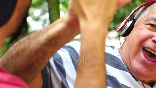 Amigos Padre Hijo Celebrando Con Los Cinco — Vídeo de stock