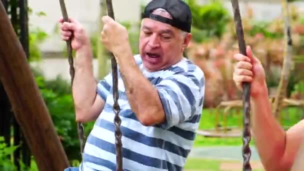 Amici Padre Figlio Che Giocano Swing — Video Stock