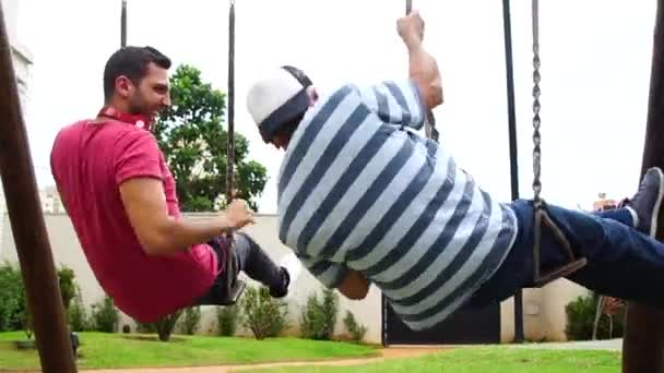 Vrienden Vader Zoon Spelen Swing — Stockvideo