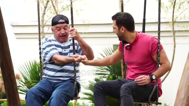 Freunde Vater Und Sohn Spielen Swing — Stockvideo