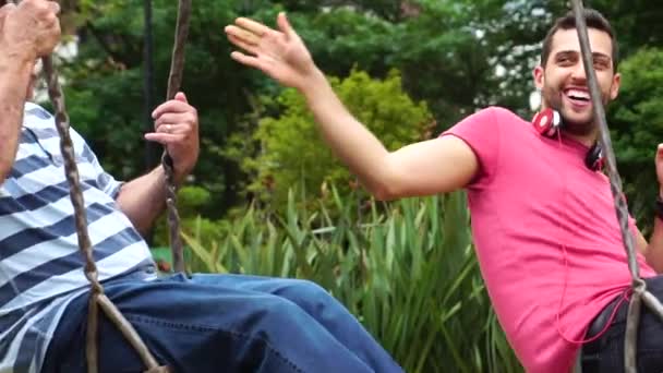 Vrienden Vader Zoon Spelen Swing — Stockvideo