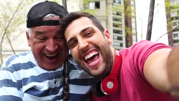 Φίλοι Πατέρας Και Γιος Λαμβάνοντας Μια Selfie — Αρχείο Βίντεο