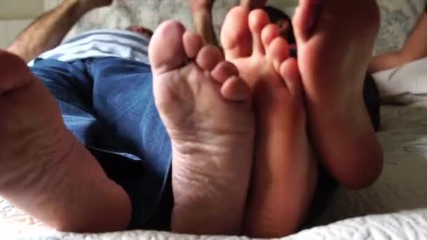 朋友的脚 父子在床上玩耍 — 图库视频影像