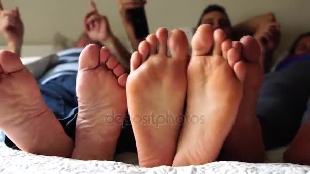 家庭的脚在床上玩得开心 — 图库视频影像