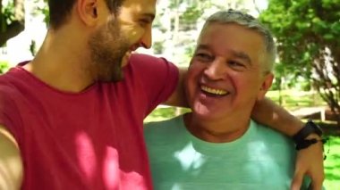 Arkadaş/baba ve oğul bir selfie söz