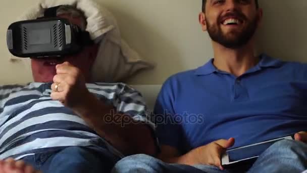 父亲和儿子躺下 谷歌和片剂的乐趣 — 图库视频影像