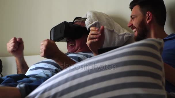 父亲和儿子躺下 谷歌和片剂的乐趣 — 图库视频影像