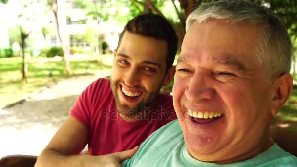 Přátel Otec Syn Mluví Selfie — Stock video