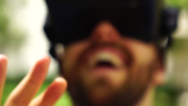 使用虚拟现实眼镜的家伙触摸的东西 — 图库视频影像