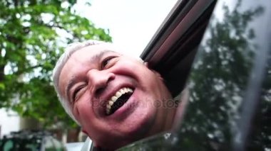 Mutlu kıdemli bir yolculuğa pencere bakarak adam