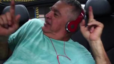 Mutlu komuta sizde arabada müzik dinleme