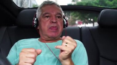 Mutlu komuta sizde arabada müzik dinleme